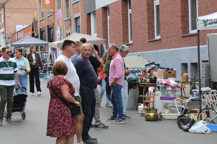 photo brocante de la porte de Liège et du centre
