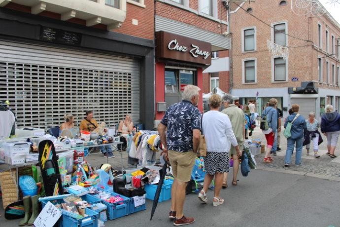photo brocante de la porte de Liège et du centre